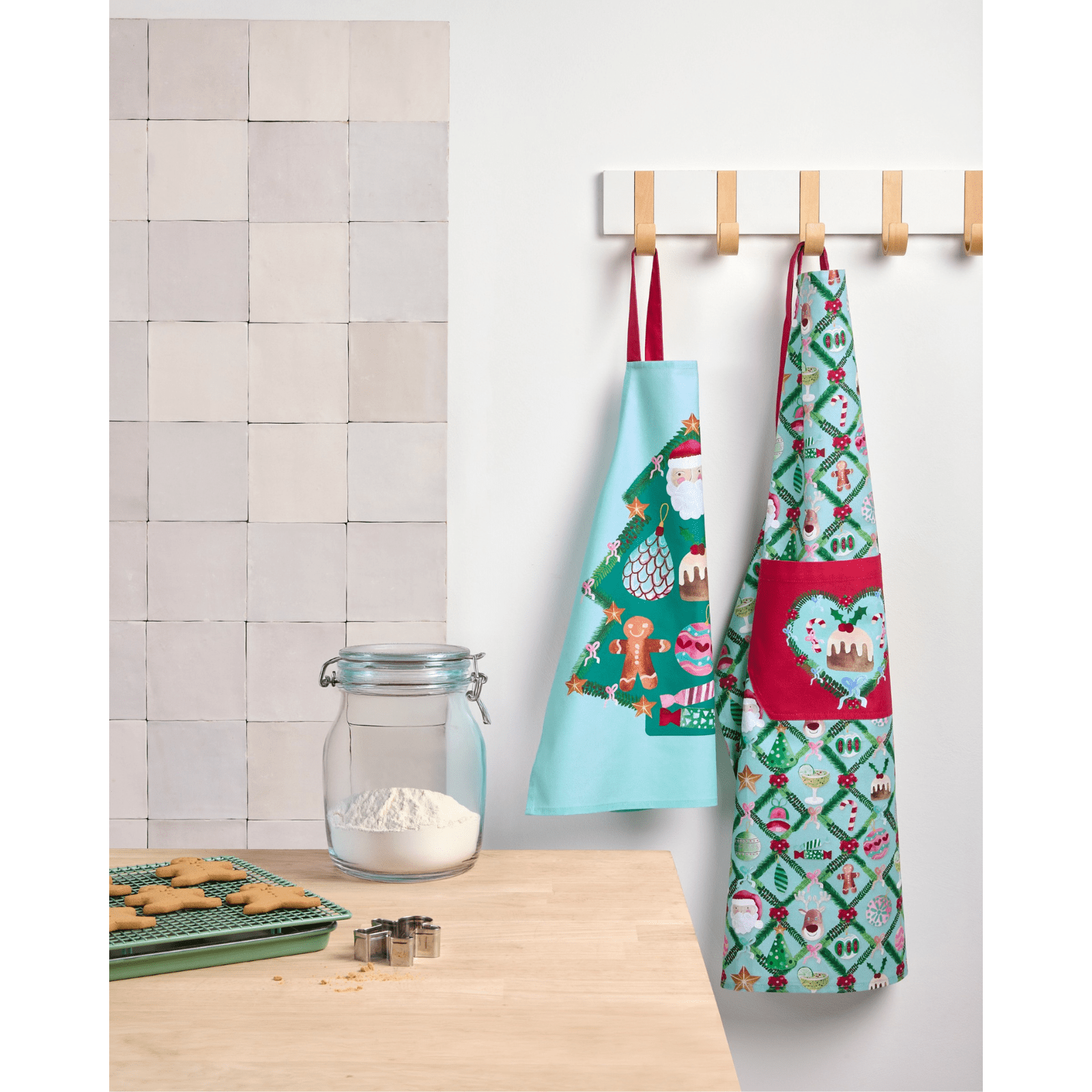Maxwell & Williams Tis The Season Santa & Me Apron Set of 2