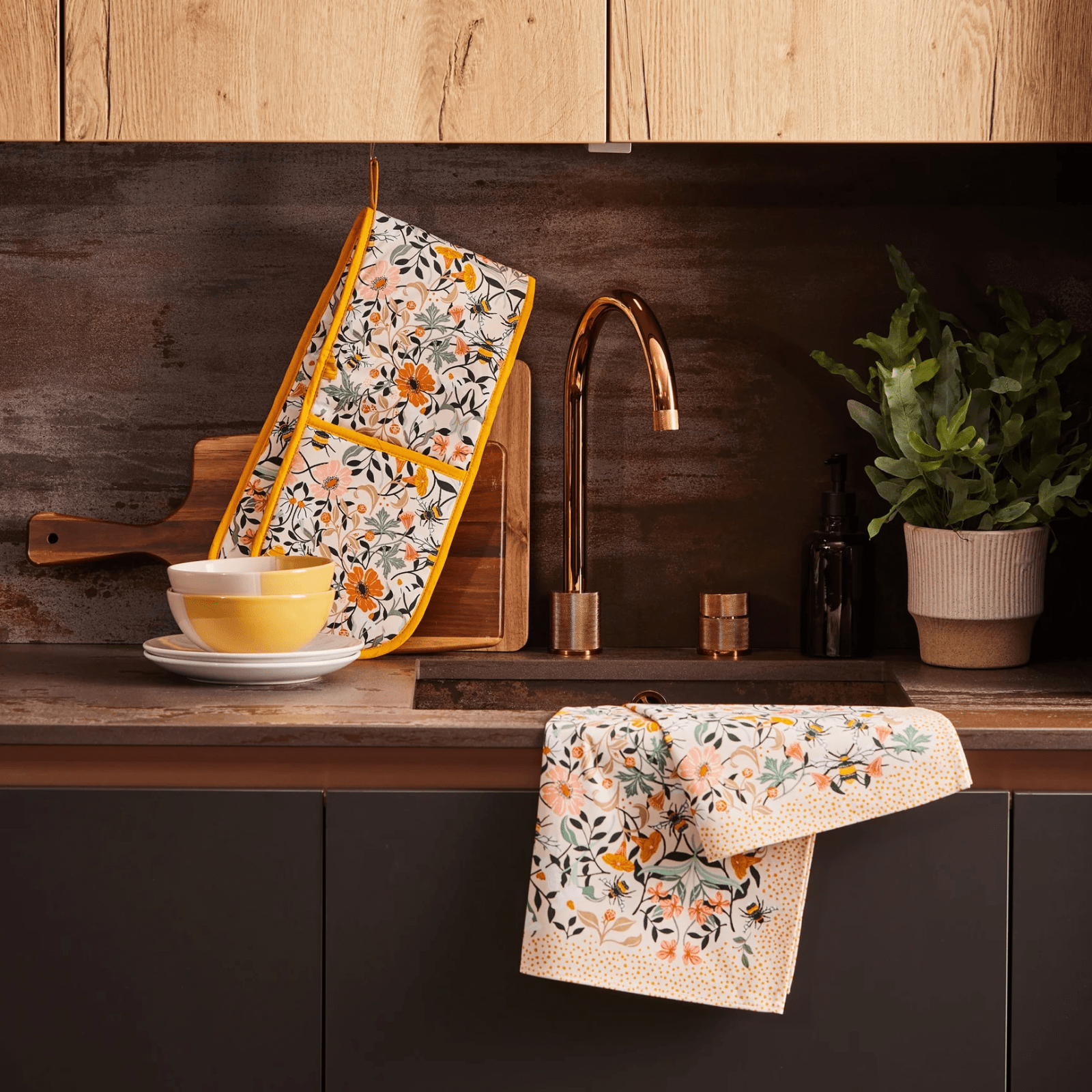 Ulster Weavers Cotton Tea Towel Bee Bloom