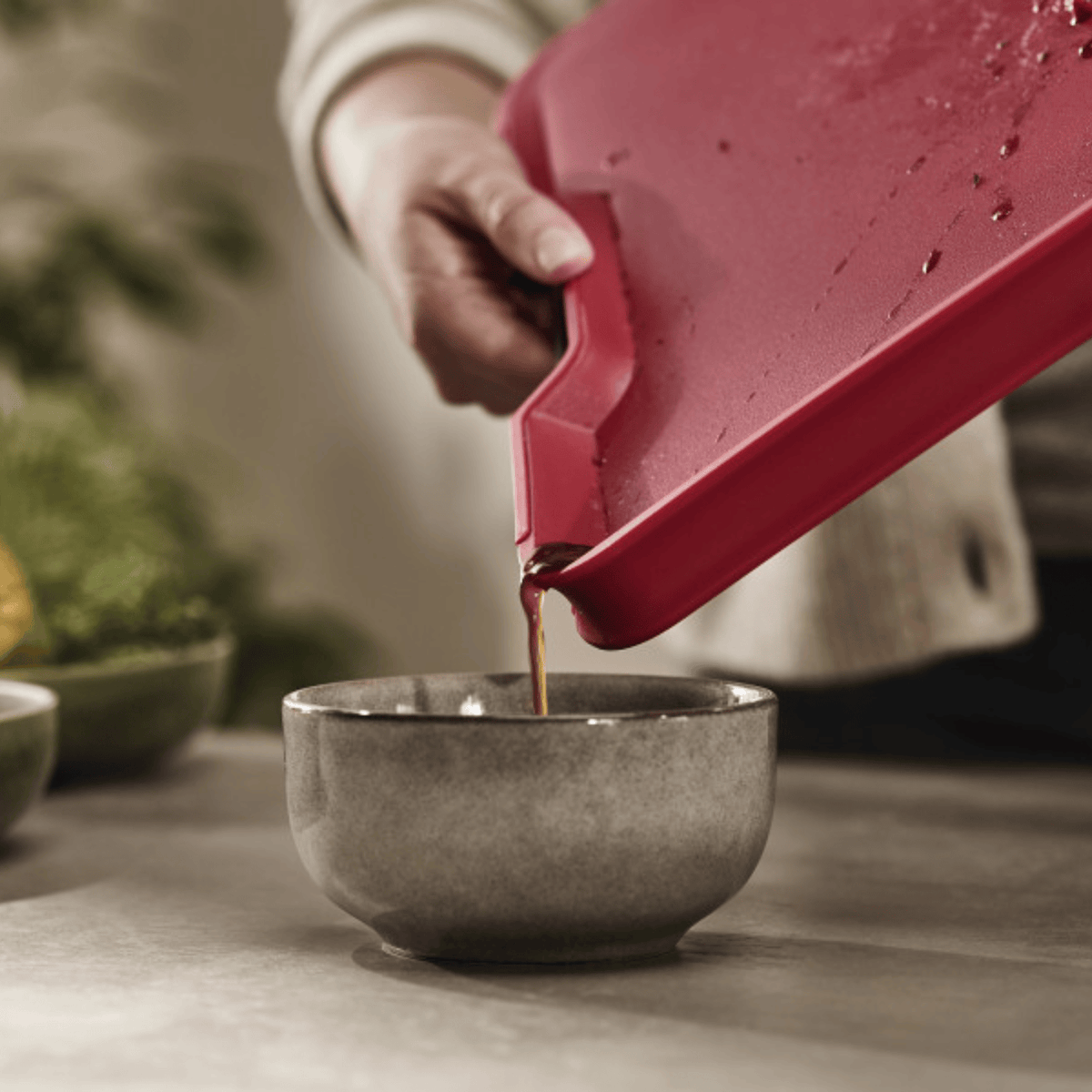 Joseph Joseph Cut&Carve Plus Chopping Board Large Red