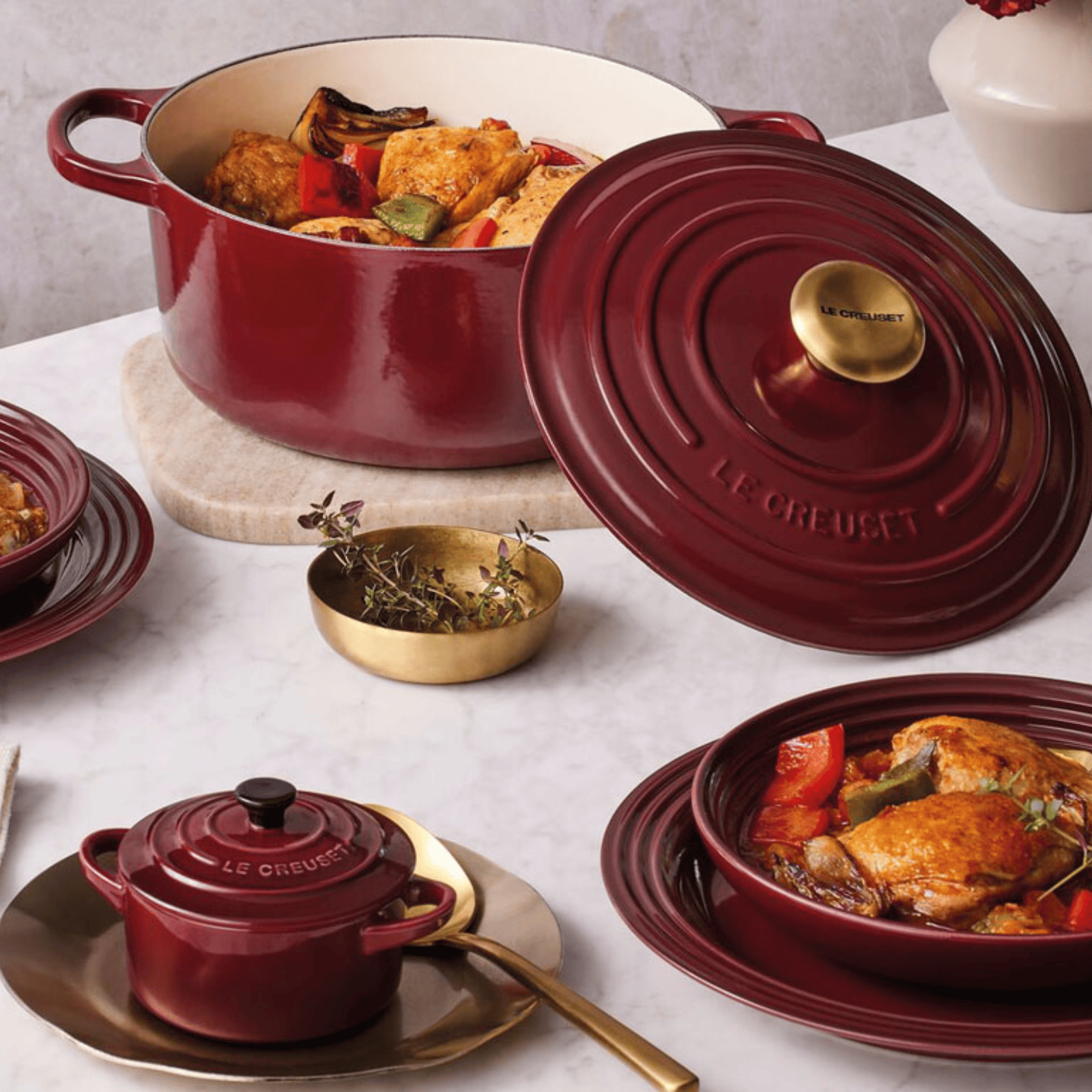 Le Creuset Signature Cast Iron Round Casserole 24cm Garnet