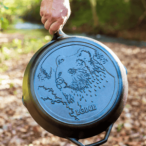 Lodge Wildlife Cast Iron Skillet Bear 30cm