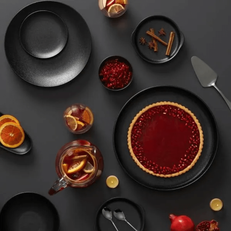 Maxwell Williams Caviar Coupe Plate Black