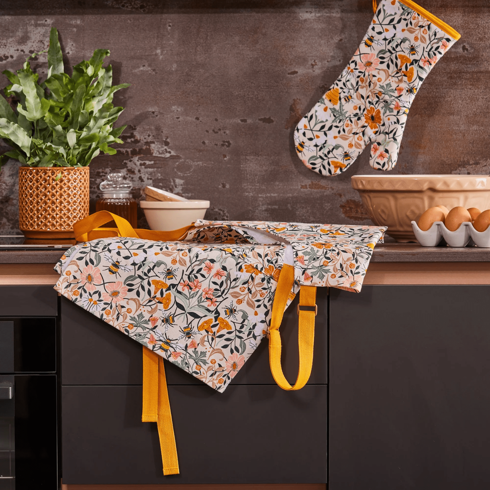 Ulster Weavers Cotton Apron Bee Bloom