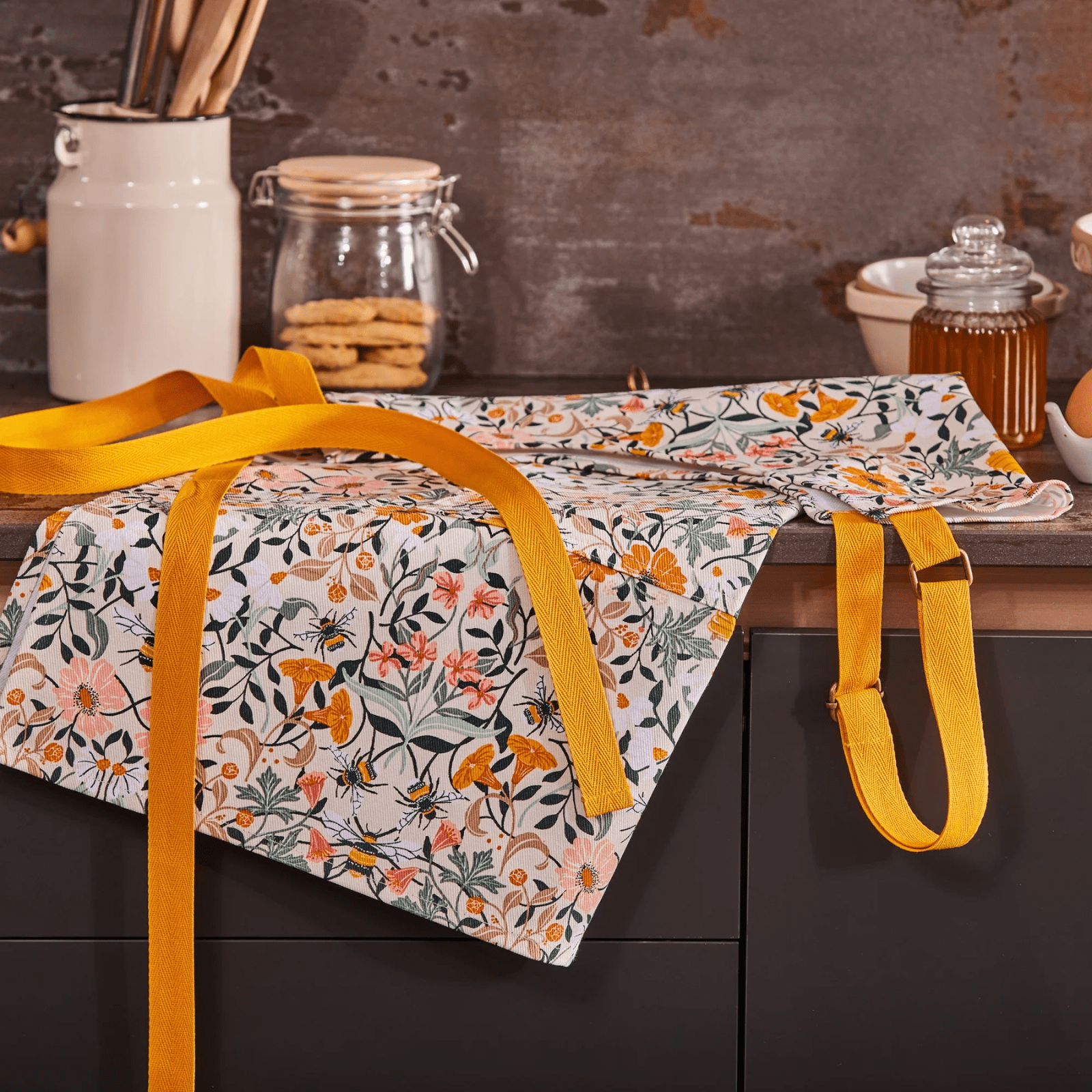 Ulster Weavers Cotton Apron Bee Bloom