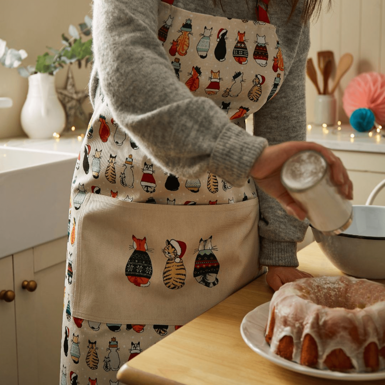 Ulster Weavers Cotton Apron Christmas Cats in Waiting