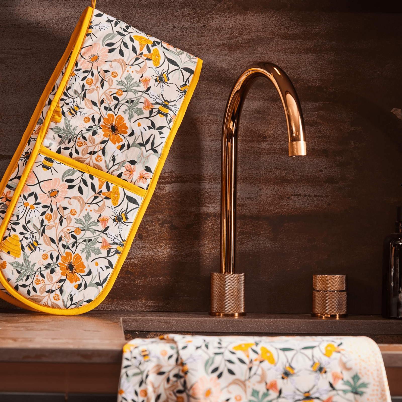 Ulster Weavers Double Oven Glove Bee Bloom
