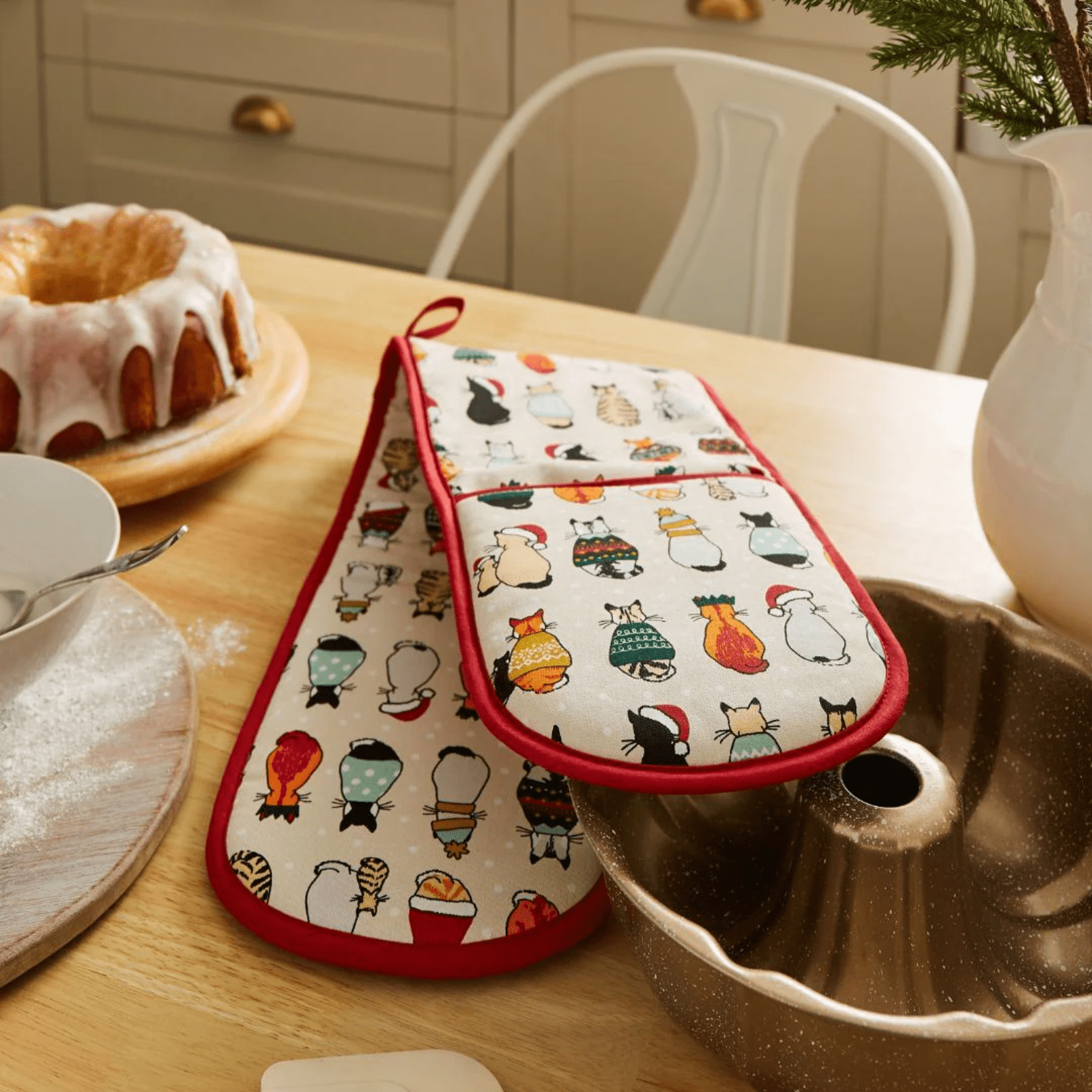 Ulster Weavers Double Oven Glove Christmas Cats in Waiting