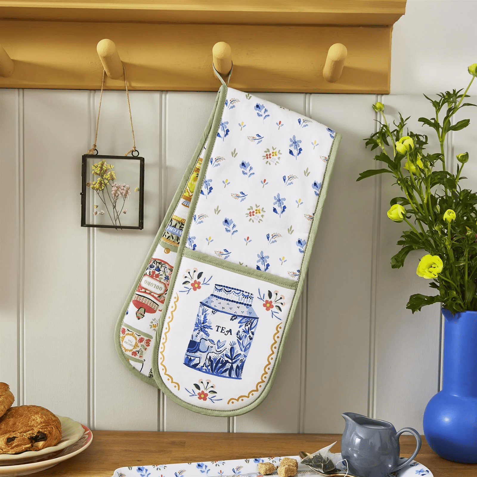 Ulster Weavers Double Oven Glove Tea Tins