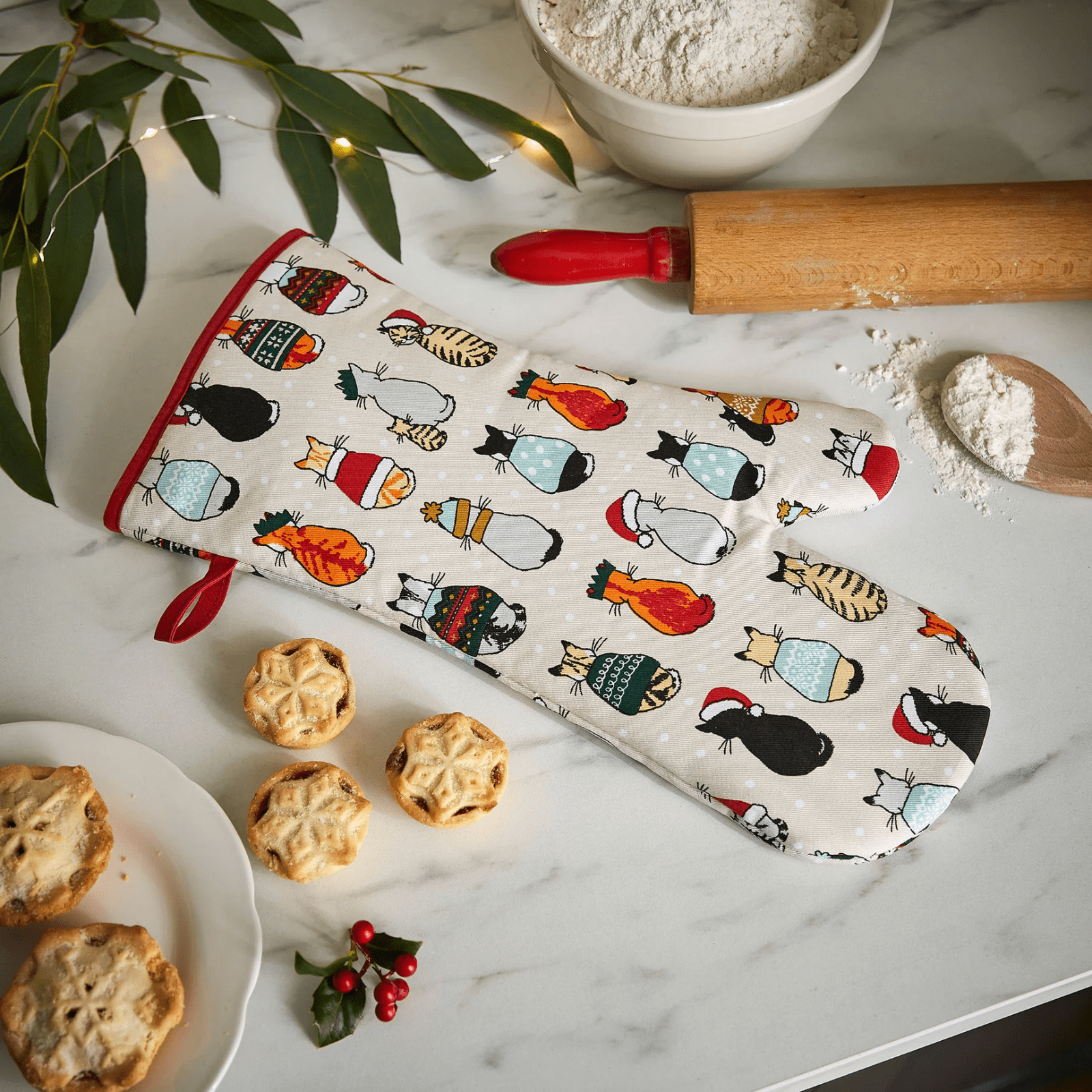 Ulster Weavers Oven Glove Christmas Cats in Waiting